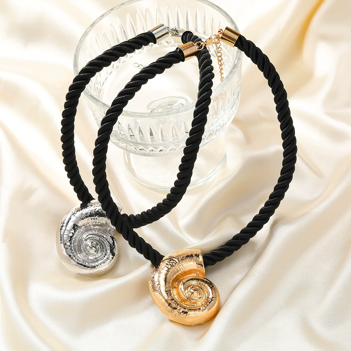 Alloy Conch Pendant Necklace For Women Black Rope Snake Bone Chain Electroplated Geometric Pattern Animal Style - Image 2
