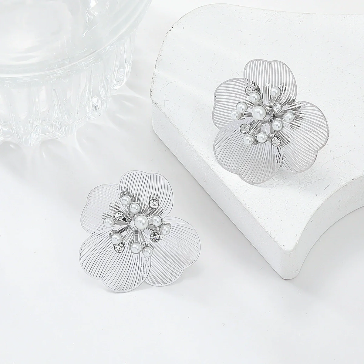 Alloy Flower Stud Earrings For Women Set With Pearls - Image 2