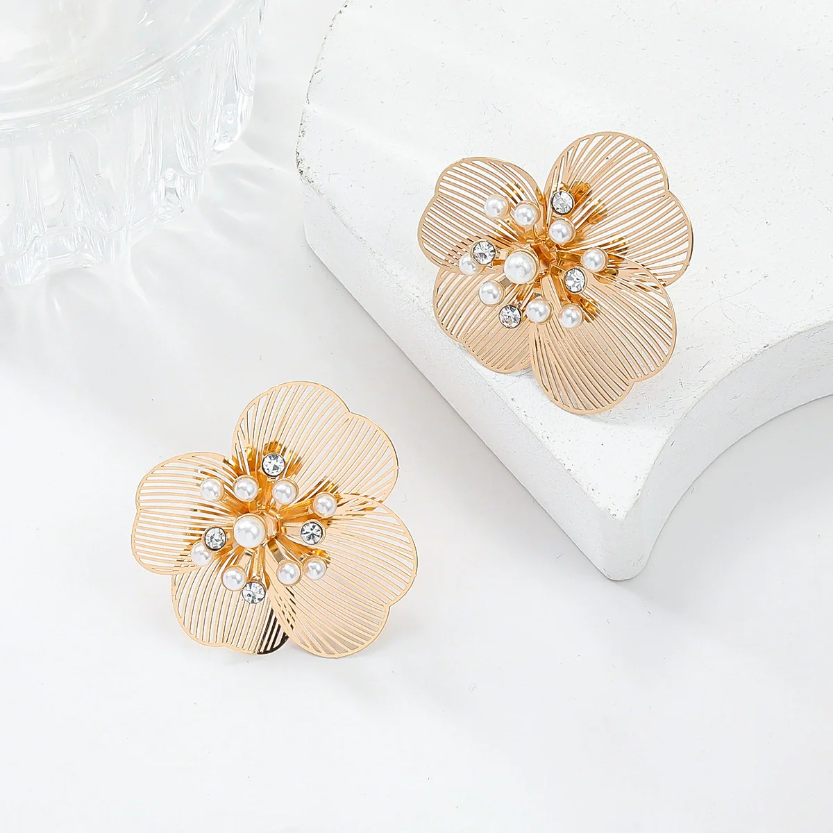 Alloy Flower Stud Earrings For Women Set With Pearls - Image 3
