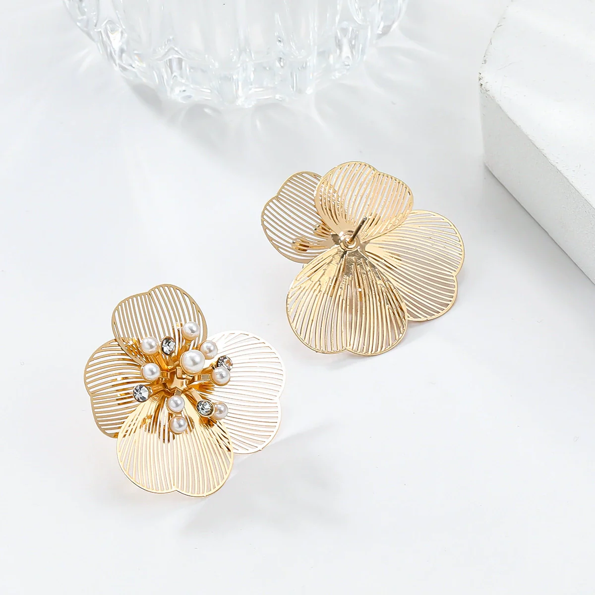 Alloy Flower Stud Earrings For Women Set With Pearls - Image 4
