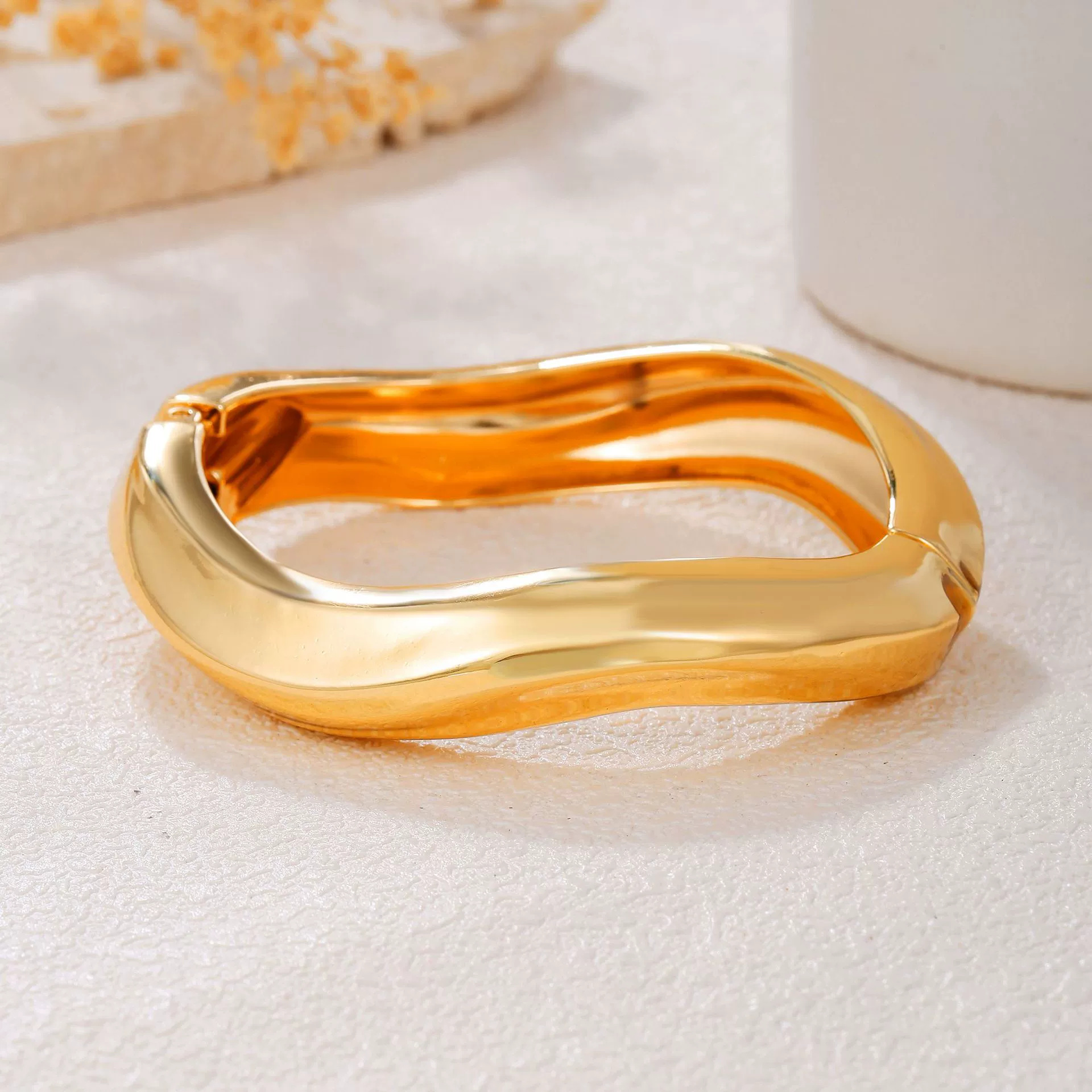 Alloy Geometric Electroplated Heavyduty Design Glossy Unisex Bracelet - Image 2