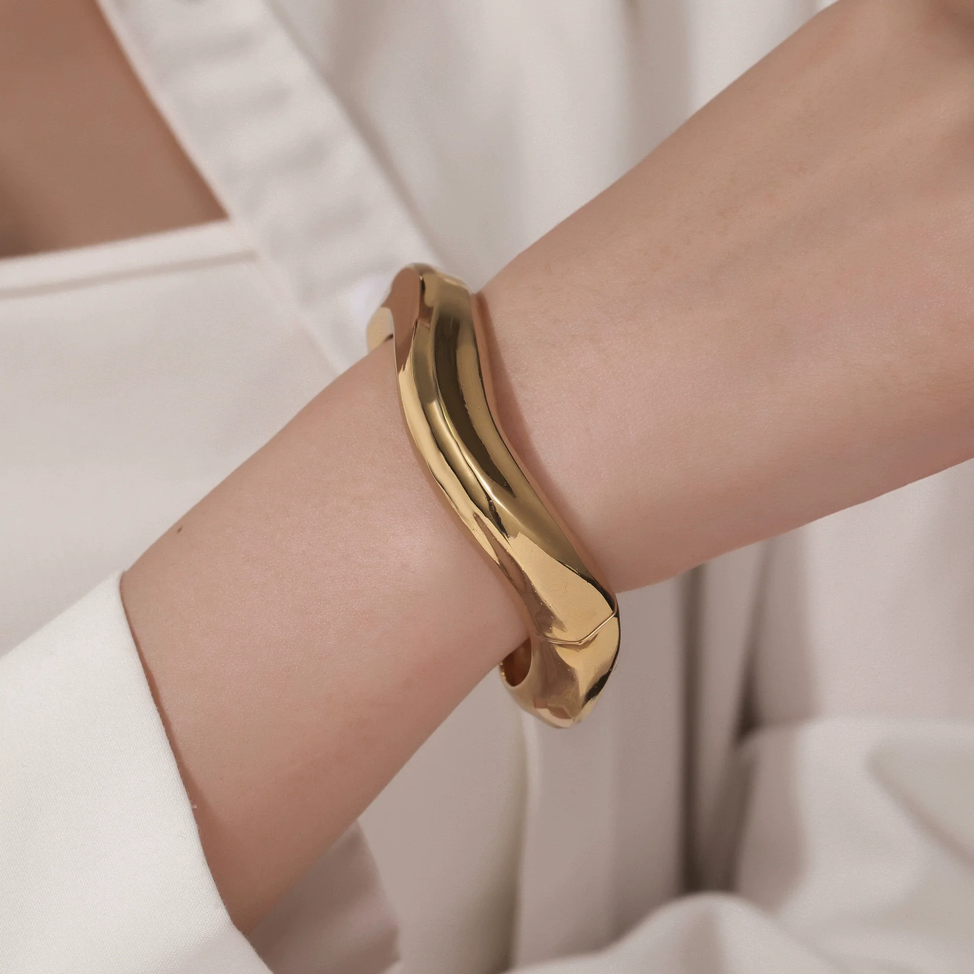 Alloy Geometric Electroplated Heavyduty Design Glossy Unisex Bracelet - Image 3