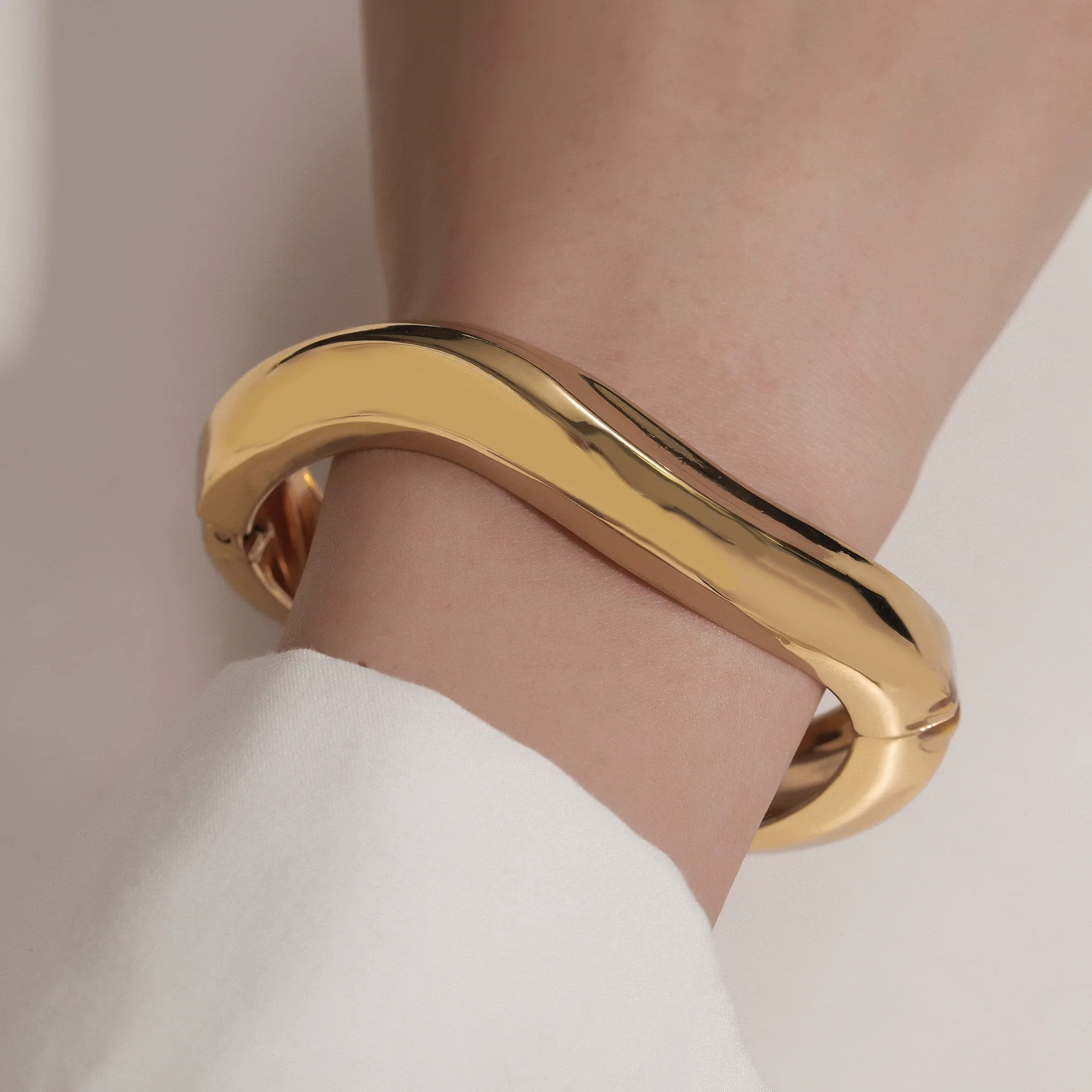 Alloy Geometric Electroplated Heavyduty Design Glossy Unisex Bracelet - Image 4