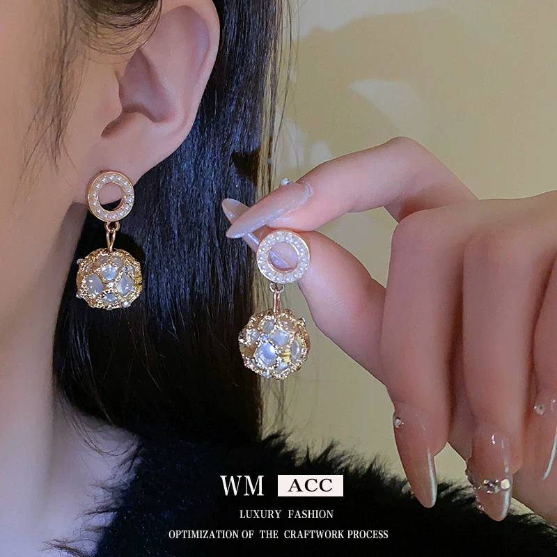 Alloy Geometric Hollow Round Pearl Earrings Electroplated Light Luxury High Sense Women's Factory Wholesale - Image 2