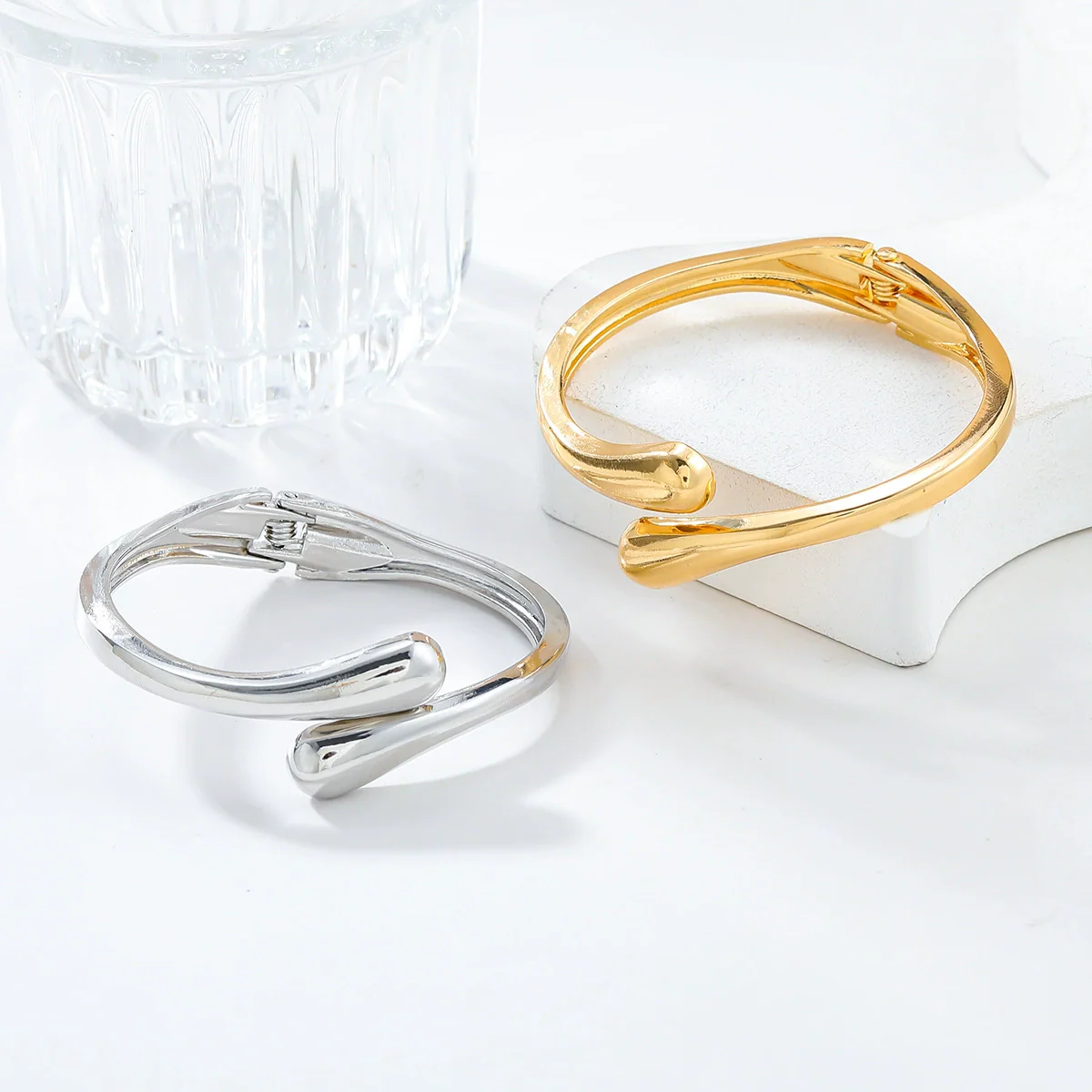 Alloy Geometric Open Metal Bracelet With Diamond Design - Image 2