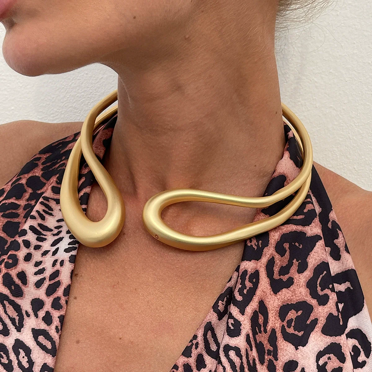 Alloy Geometric Retro Hollow Irregular Spring Collar Choker Necklace For Women - Image 2