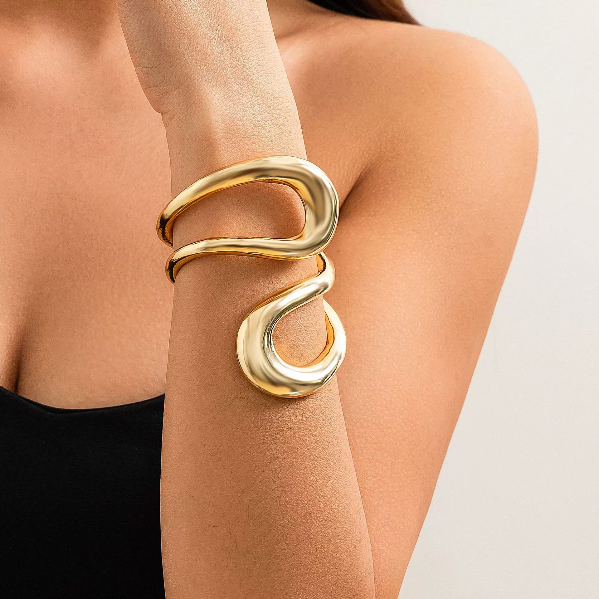 Alloy Geometric Retro Hollow Irregular Spring Collar Choker Necklace For Women - Image 4