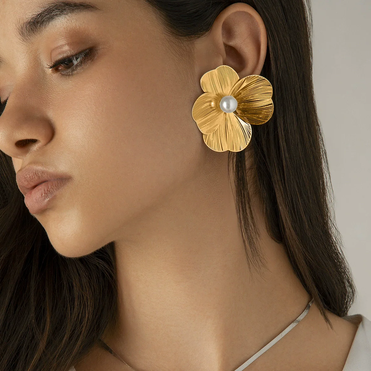 Alloy Ginkgo Leaf Flower Geometric Electroplated Necklace For Women - Image 3