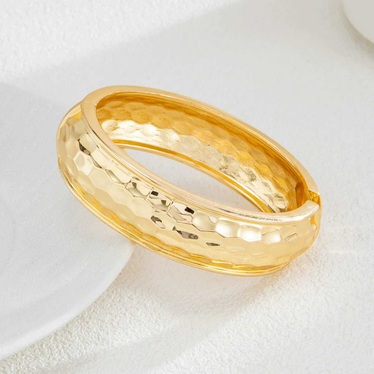 Alloy Honeycomb Hammer Pattern Bracelet With Electroplating Design - Image 6