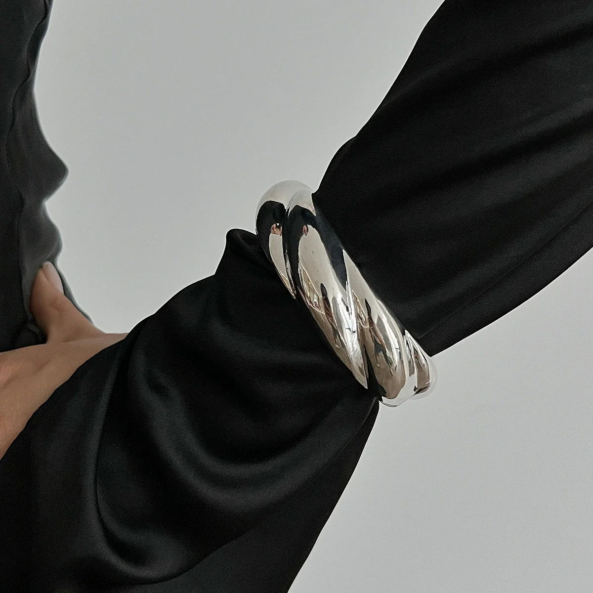 Alloy Metal Thread Spring Open Bracelet With Knocking Pattern And Electroplating - Image 6