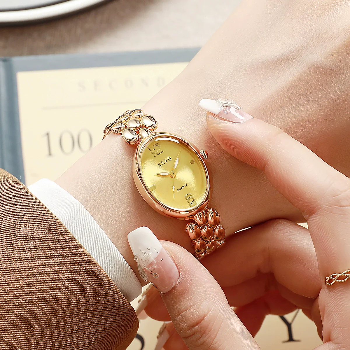 Alloy Oval Dial Women's Quartz Watch With Alloy Bracelet And Single Folding Buckle Fashion Style