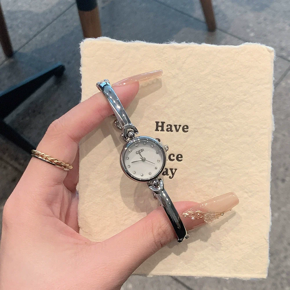 Alloy Round Dial Bracelet Watch With Printed Logo Leisure Style For Female Students - Image 2