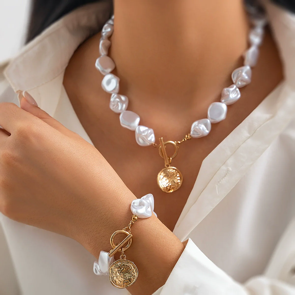 Baroque Imitation Pearl Beaded Clavicle Necklace Women's Retro French Alloy Geometric Electroplated Pendant Necklace - Image 2