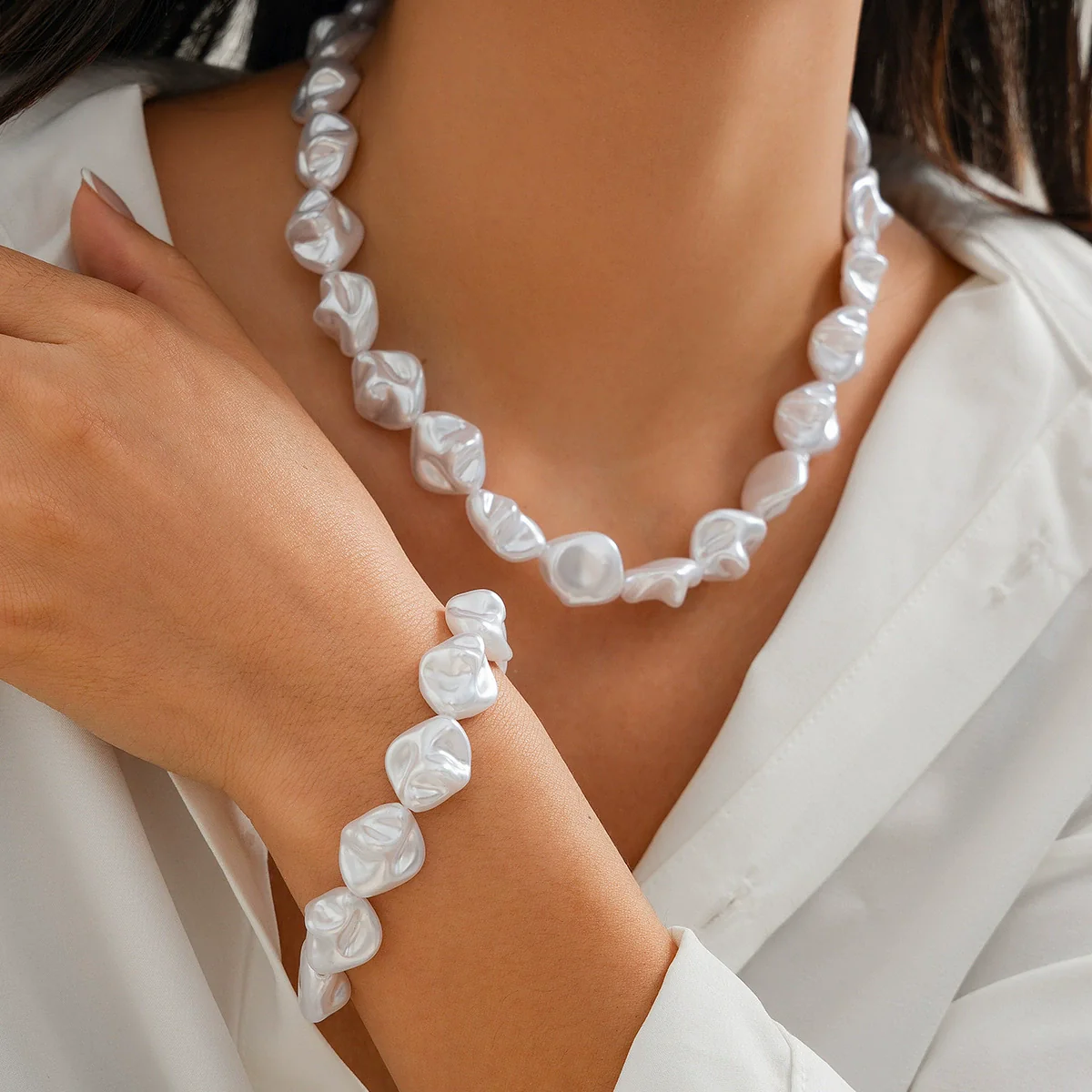 Baroque Imitation Pearl Beaded Clavicle Necklace Women's Retro French Alloy Geometric Electroplated Pendant Necklace - Image 3
