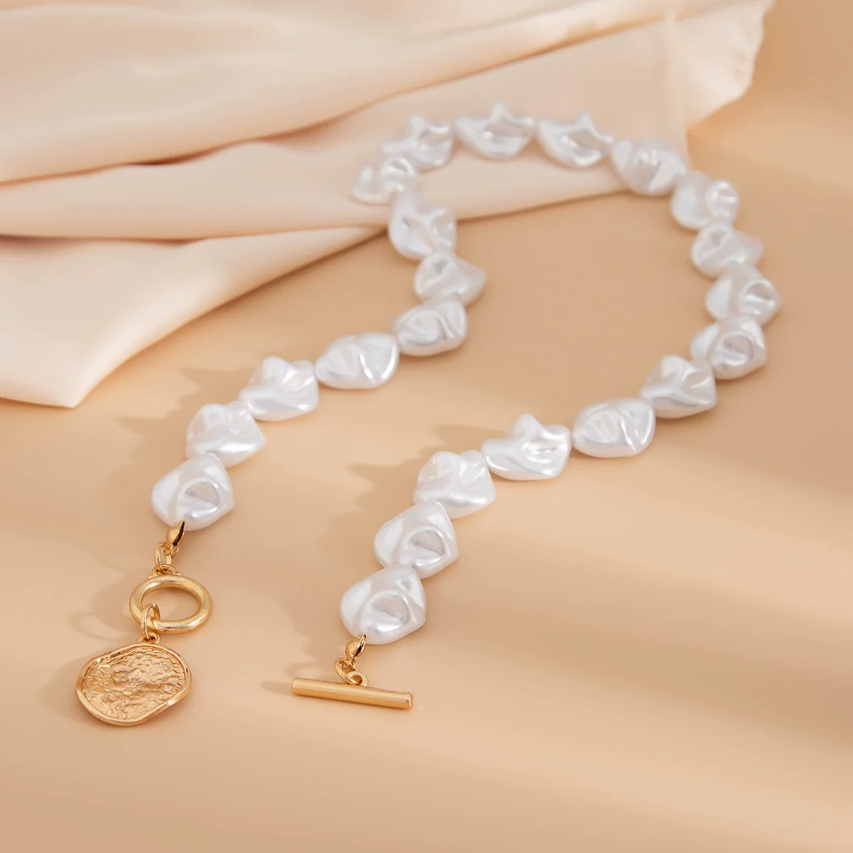 Baroque Imitation Pearl Beaded Clavicle Necklace Women's Retro French Alloy Geometric Electroplated Pendant Necklace - Image 4
