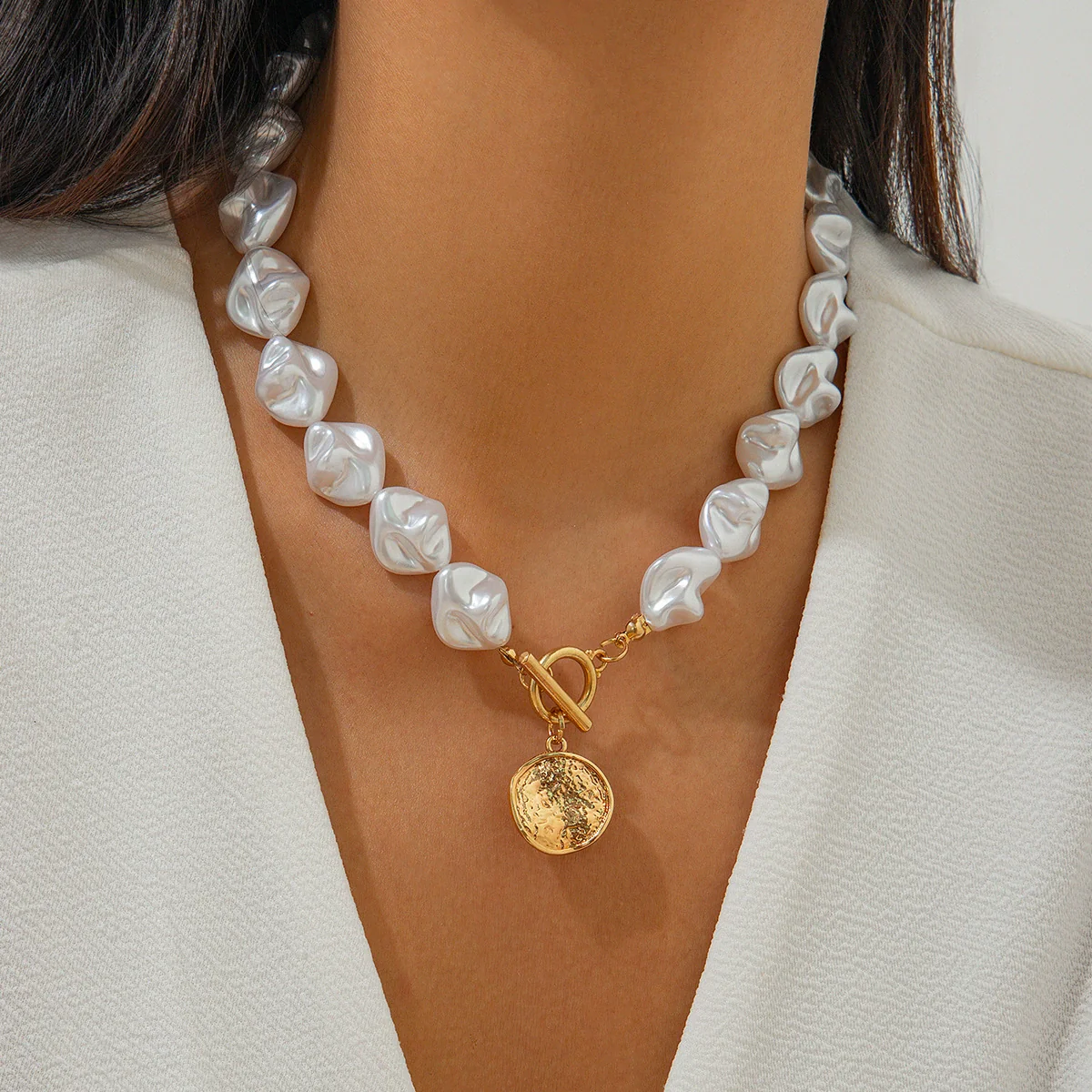 Baroque Imitation Pearl Beaded Clavicle Necklace Women's Retro French Alloy Geometric Electroplated Pendant Necklace - Image 9