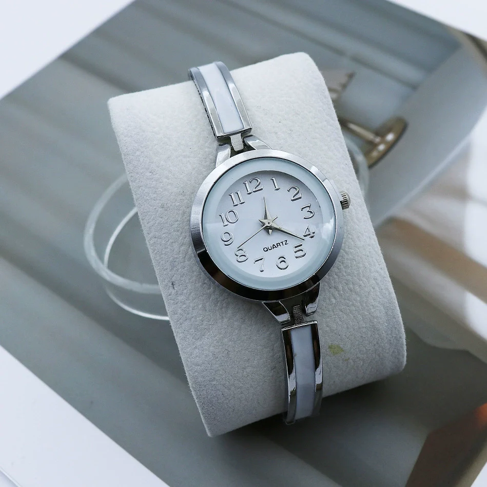 Casual Female Quartz Watch Alloy Strap Round Dial - Image 3