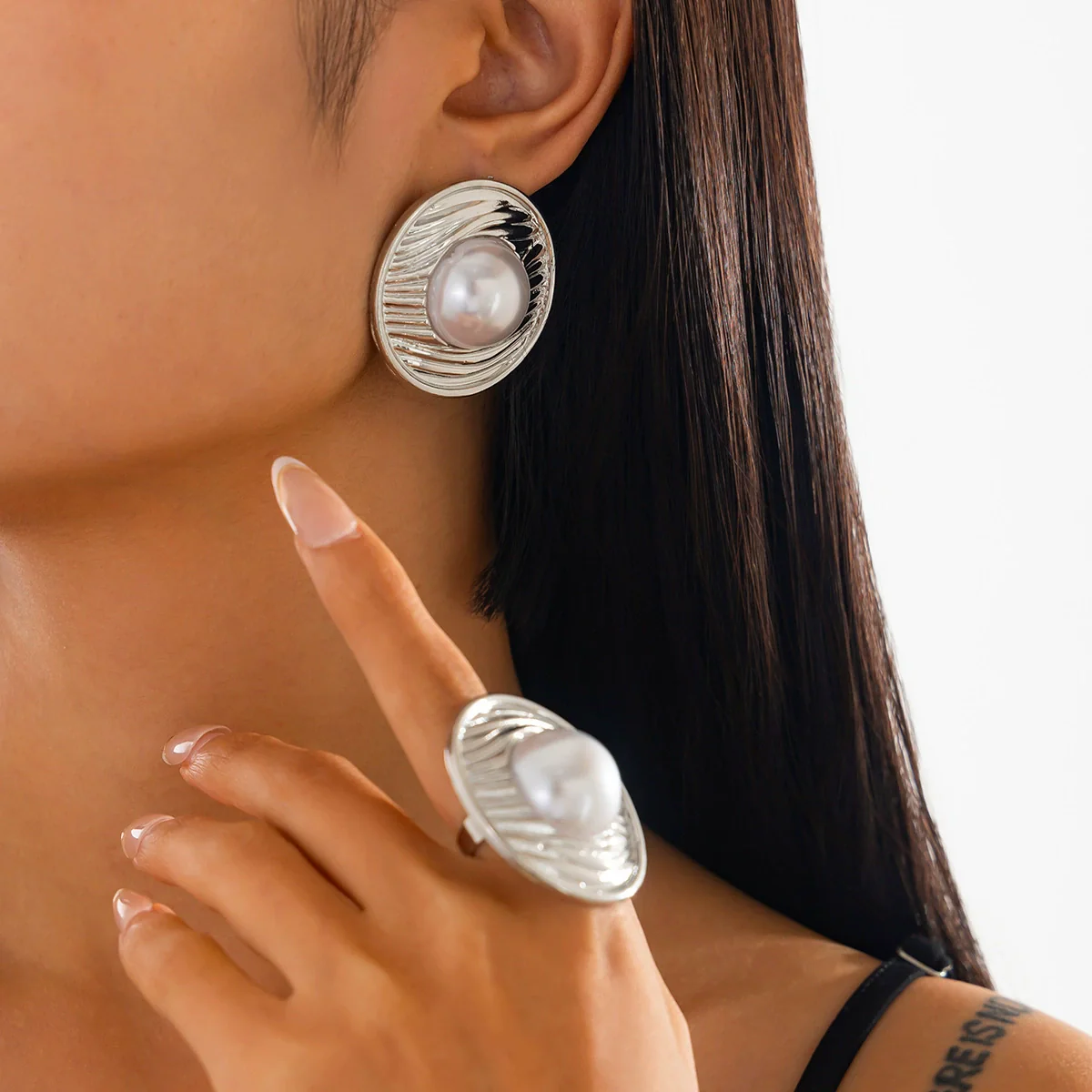 Exaggerated Zinc Alloy Imitation Pearl Earrings With Electroplating Treatment - Image 8