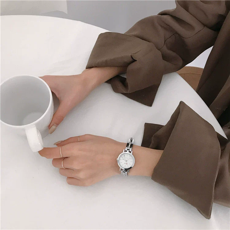 Female Fashion Retro Artistic Alloy And Stainless Steel Bracelet Watch With Round Dial - Image 10
