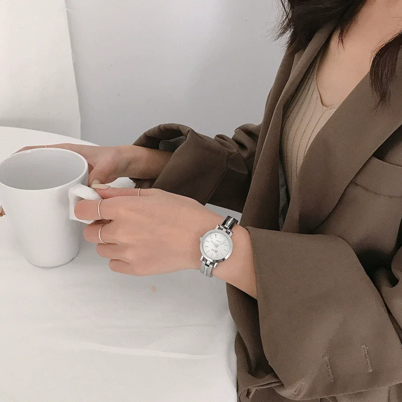 Female Fashion Retro Artistic Alloy And Stainless Steel Bracelet Watch With Round Dial - Image 2