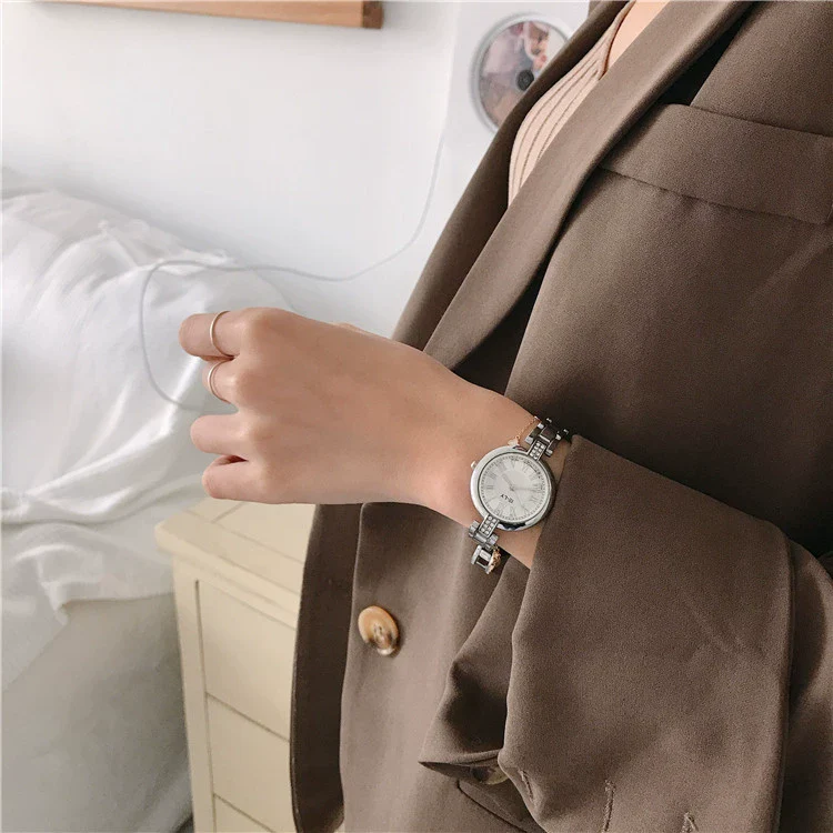Female Fashion Retro Artistic Alloy And Stainless Steel Bracelet Watch With Round Dial - Image 8