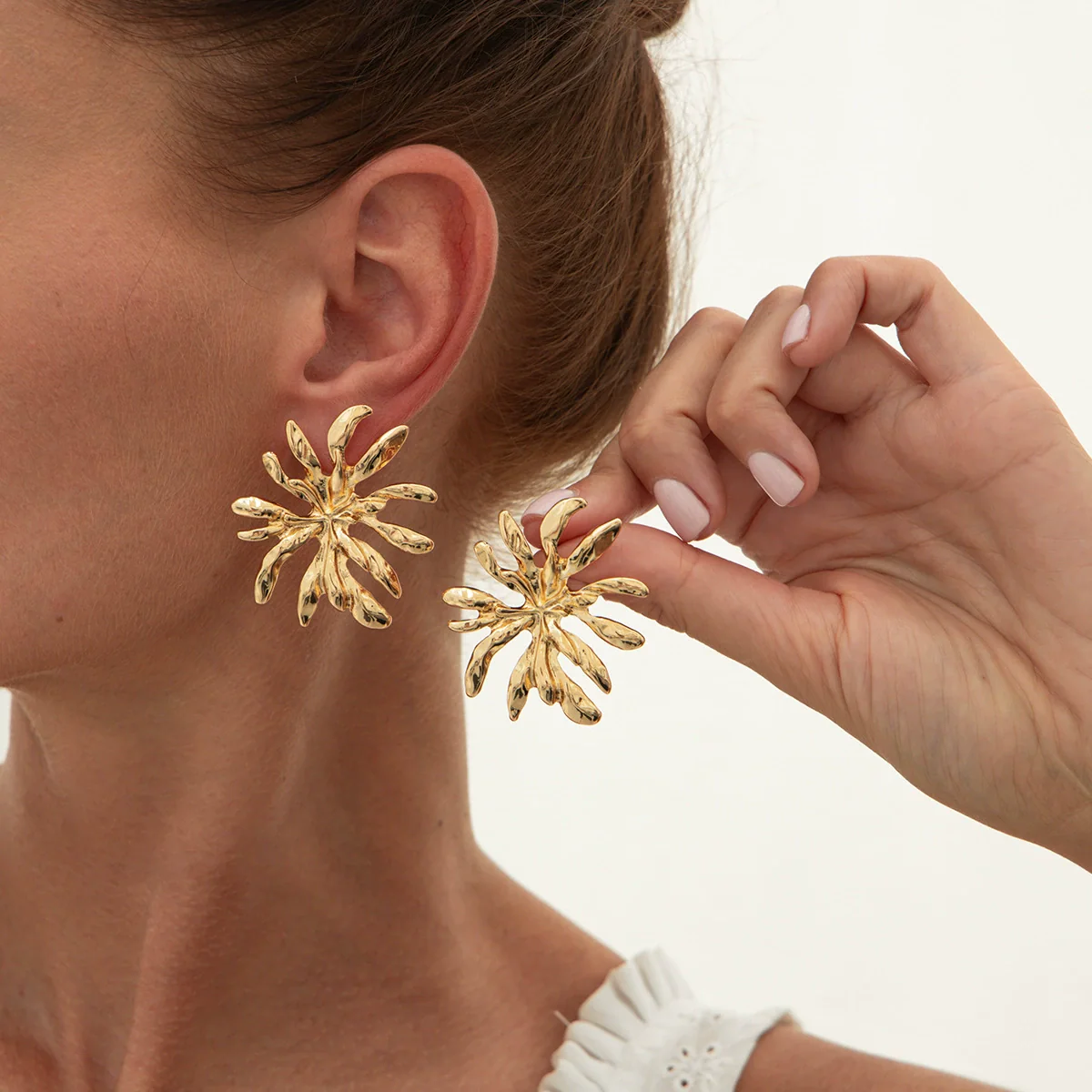Ins Style Metal Leaf And Flower Pleated Earrings With Electroplating Design For Women - Image 20