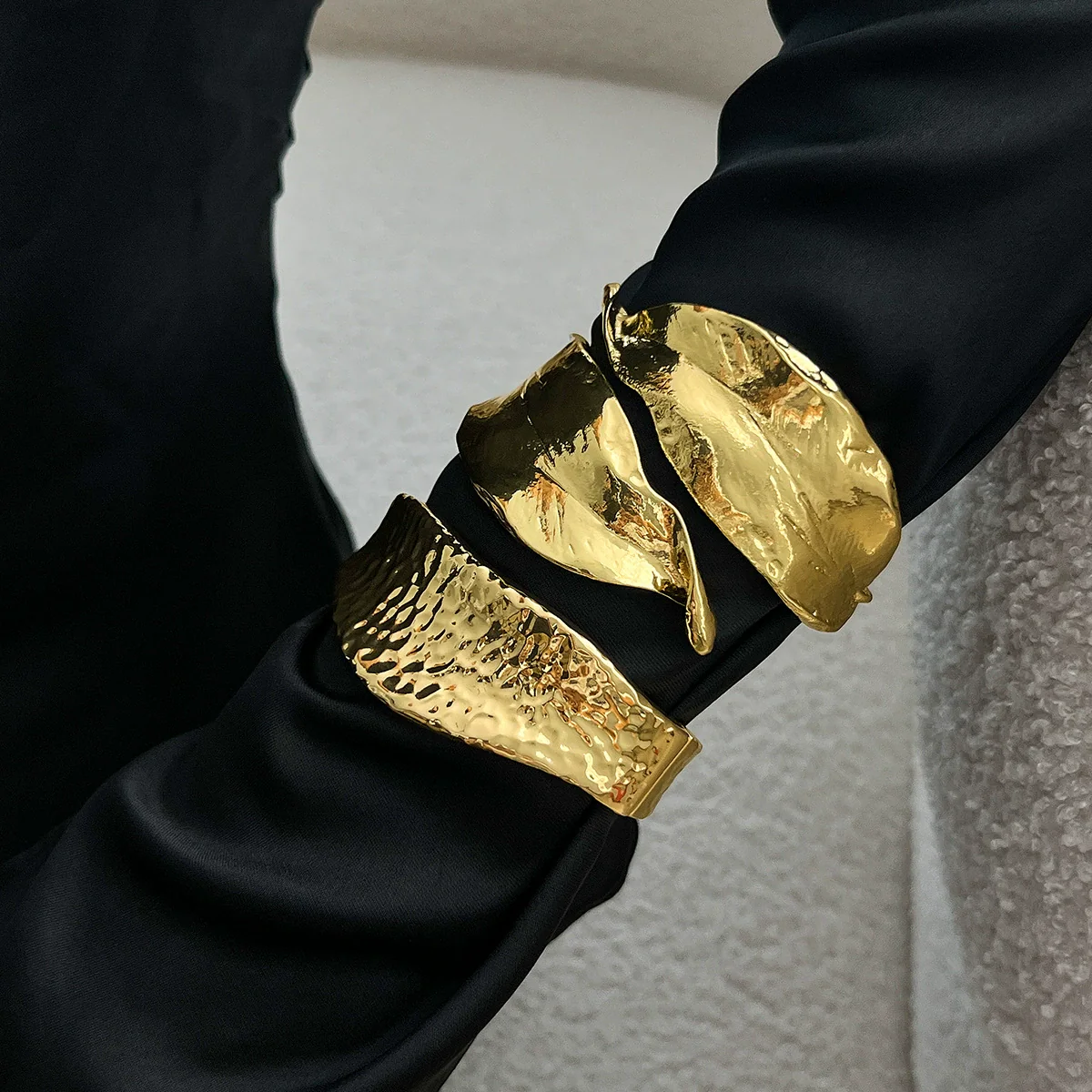 Jewelry Alloy Exaggerated Irregular Leaf Spring Electroplated Metal Bracelet For Women - Image 2