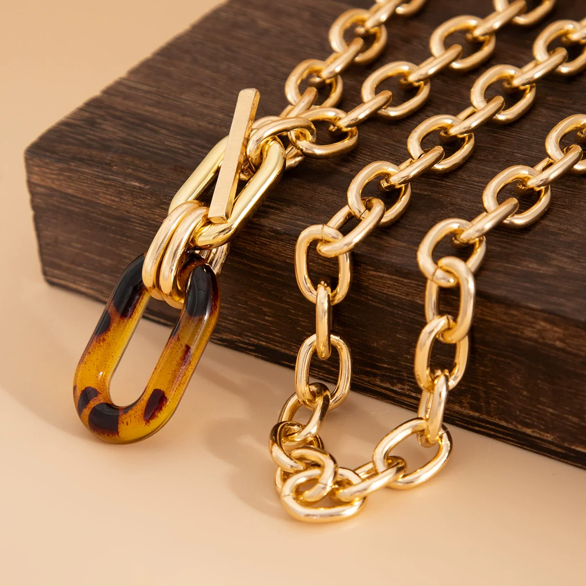 Jewelry Aluminum Chain And Acrylic Geometric Irregular Leopard Buckle Clavicle Chain Electroplated For Women Highend - Image 4