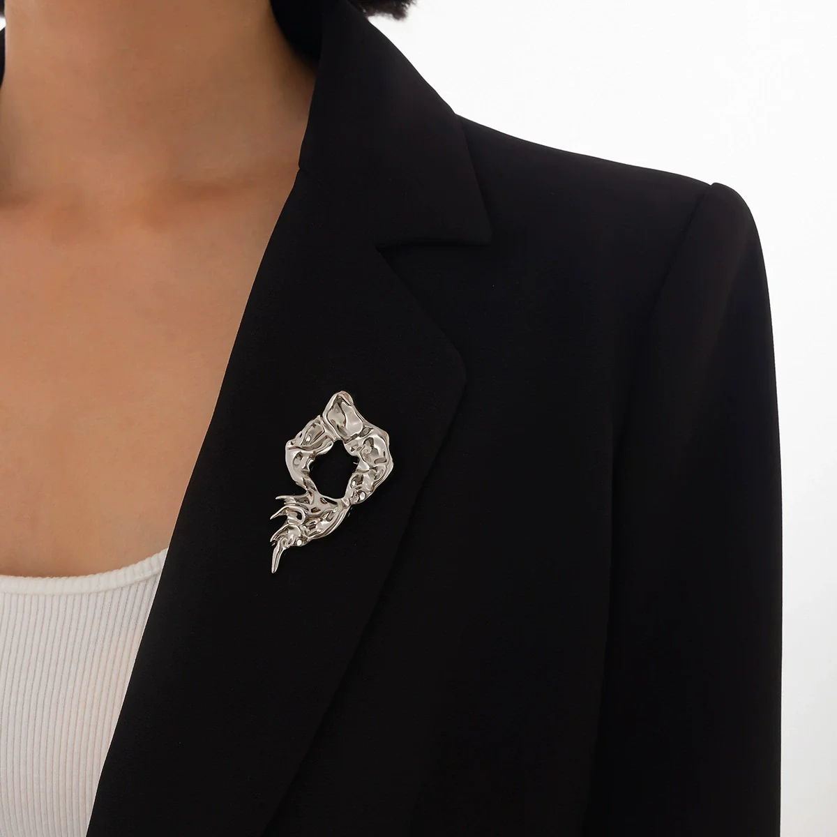 Jewelry Hollow Irregular Alloy Brooch With Hemp Pattern Electroplating And Minimalist Style - Image 3