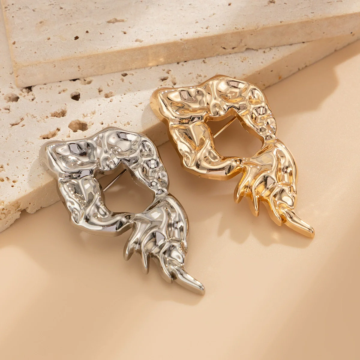 Jewelry Hollow Irregular Alloy Brooch With Hemp Pattern Electroplating And Minimalist Style - Image 4