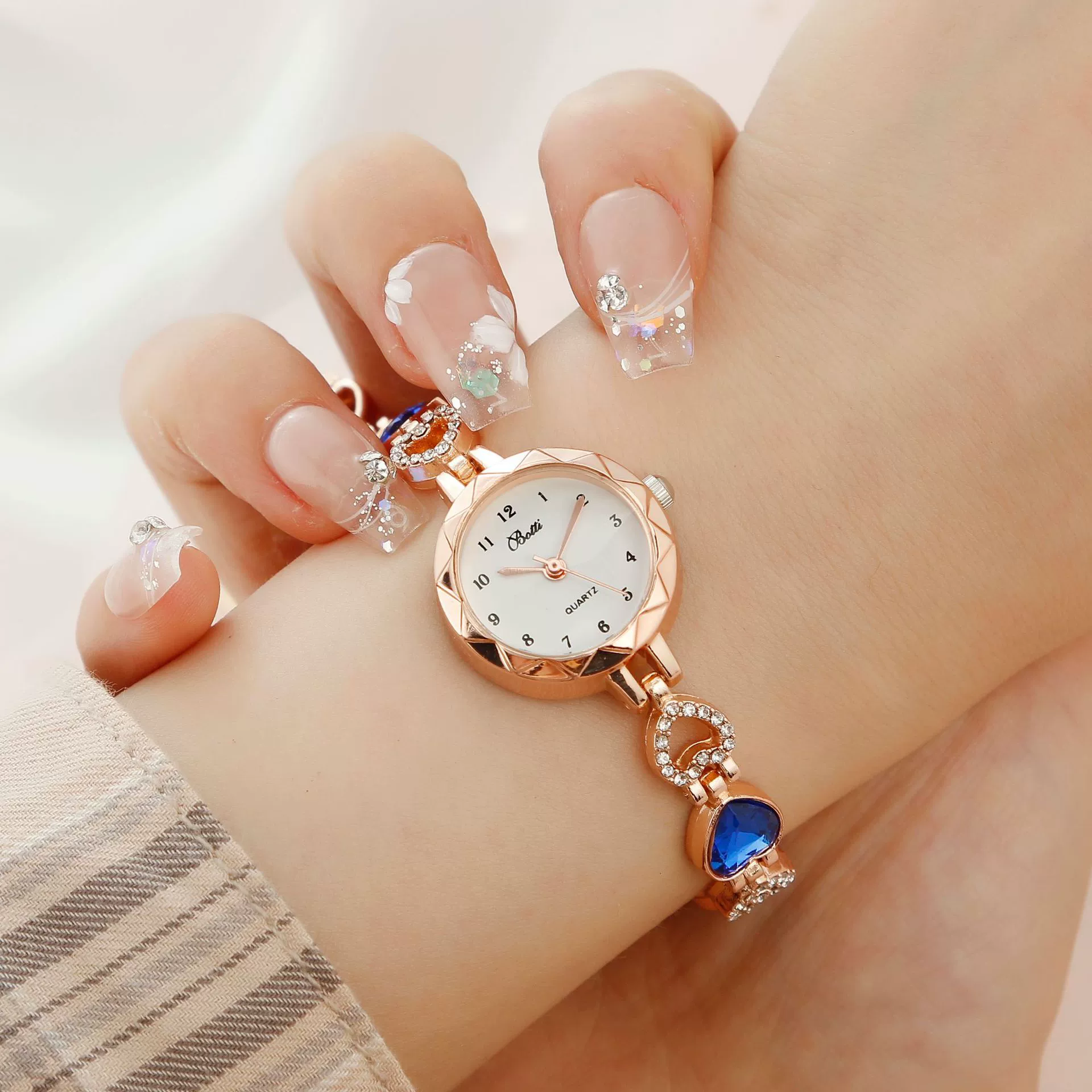 Ladies Luxury Quartz Bracelet Watch With Disc Shape Alloy Material - Image 7