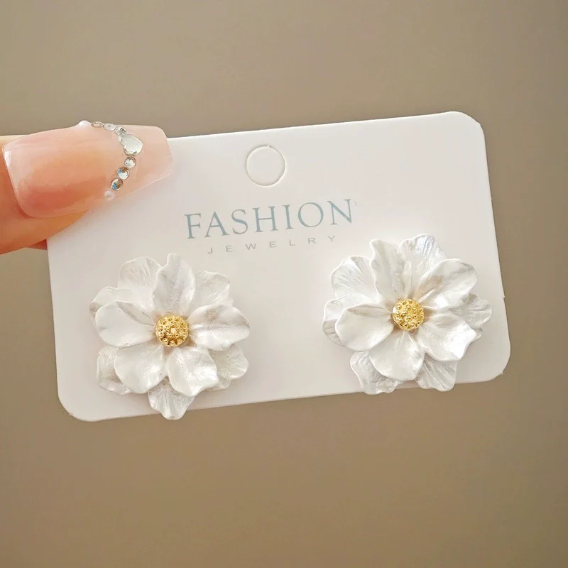 Light Luxury Texturous Camellia Flower Zinc Alloy Electroplated Women's Ear Studs - Image 3