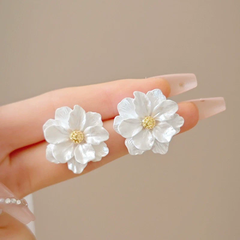 Light Luxury Texturous Camellia Flower Zinc Alloy Electroplated Women's Ear Studs - Image 5