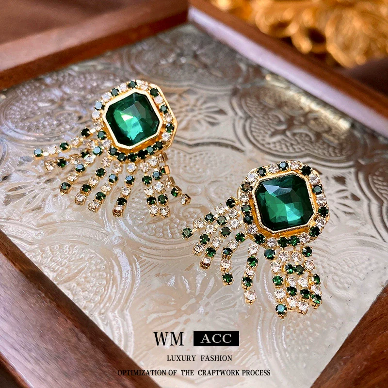 Medieval Vintage Women's Earrings Set With Synthetic Crystal Diamond Geometric Pattern - Image 4
