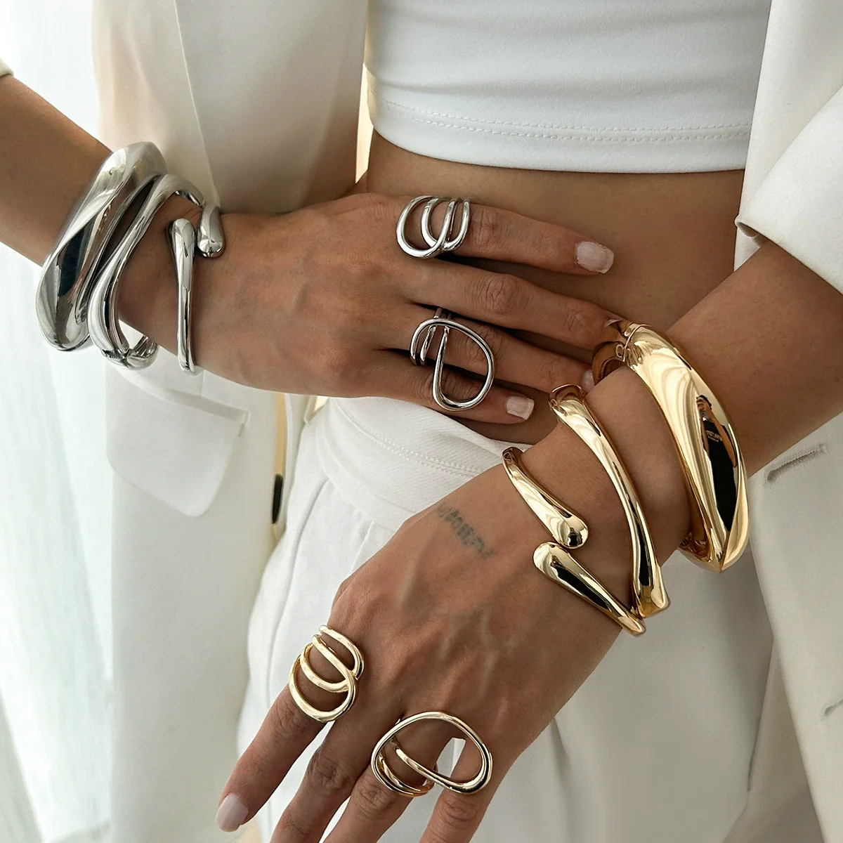 Metal Electroplated Geometric Smooth Opening Water Droplets Hug Bracelet For Women - Image 3