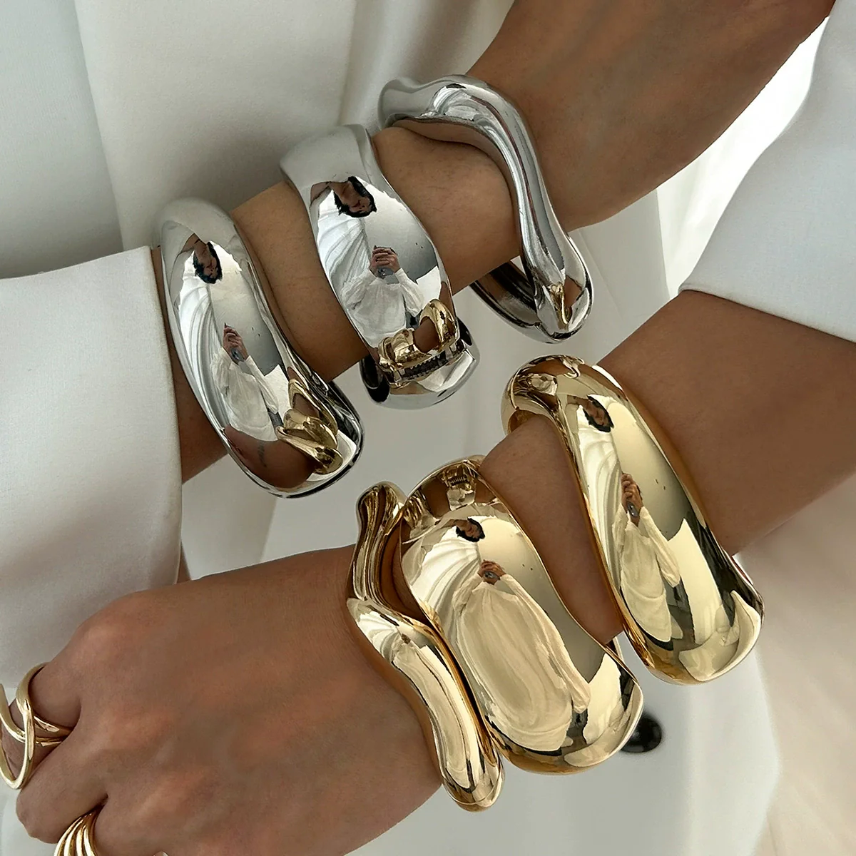 Metal Exaggerated Geometric Heavy Industry Design Smooth Bracelet With Electroplating Treatment