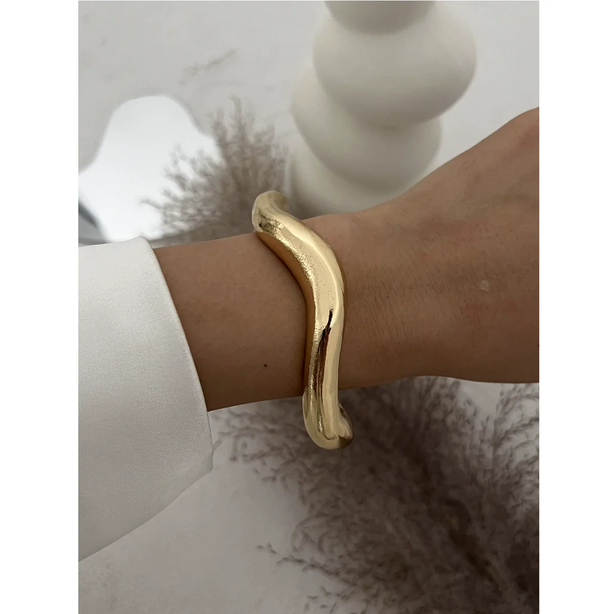 Metal Exaggerated Geometric Heavy Industry Design Smooth Bracelet With Electroplating Treatment - Image 10