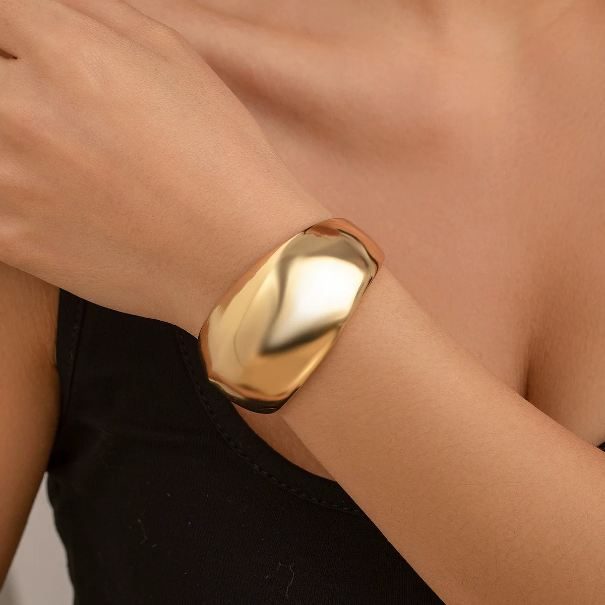 Metal Exaggerated Geometric Heavy Industry Design Smooth Bracelet With Electroplating Treatment - Image 13