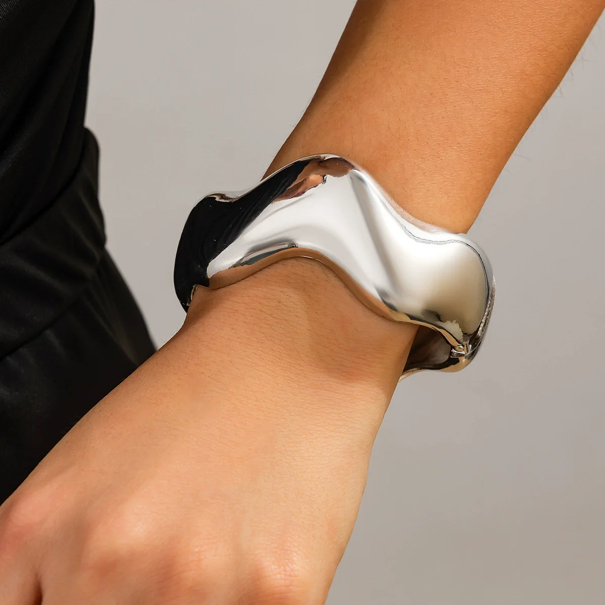 Metal Exaggerated Geometric Heavy Industry Design Smooth Bracelet With Electroplating Treatment - Image 18