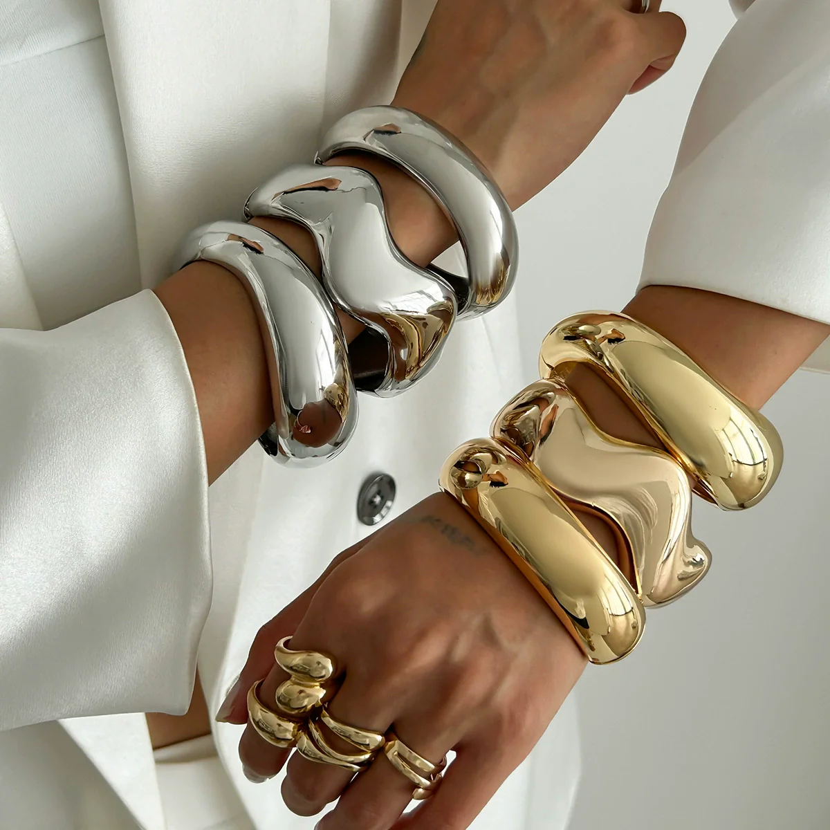 Metal Exaggerated Geometric Heavy Industry Design Smooth Bracelet With Electroplating Treatment - Image 2