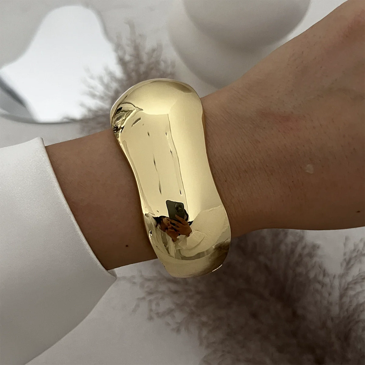 Metal Exaggerated Geometric Heavy Industry Design Smooth Bracelet With Electroplating Treatment - Image 6