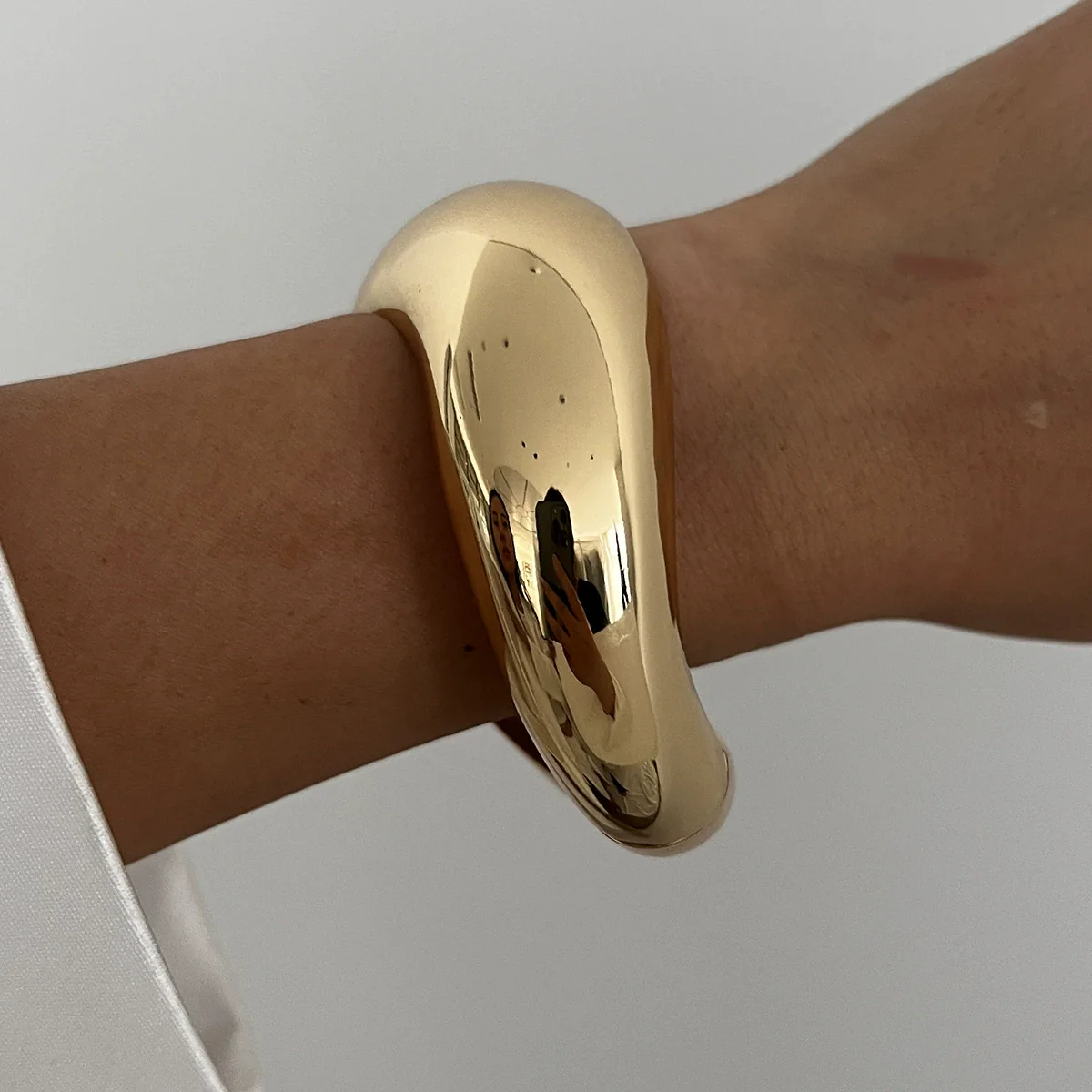 Metal Exaggerated Geometric Heavy Industry Design Smooth Bracelet With Electroplating Treatment - Image 8