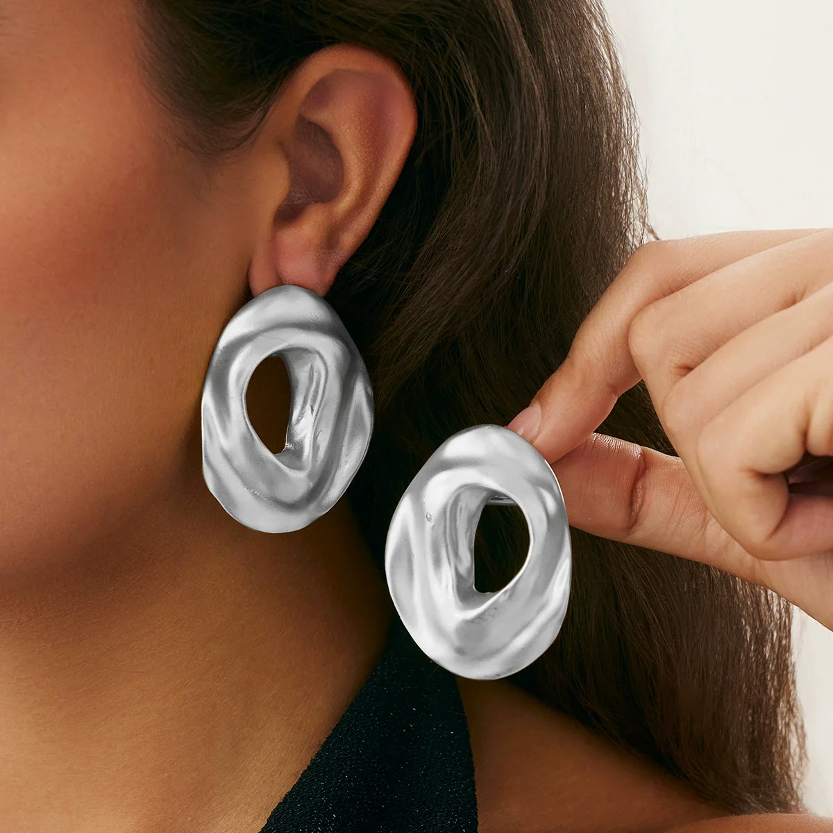 Metal Exaggerated Geometric Ushaped Twisted Cut Out Electroplated Women's Earrings - Image 9