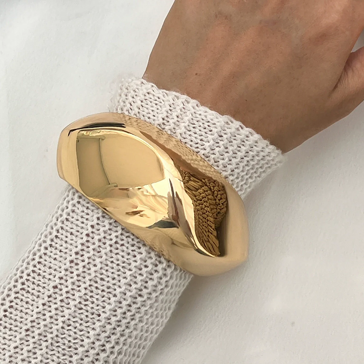 Metal Exaggerated Smooth Wide Bracelet With Knock Grain Cut Surface And Spring Buckle Electroplated Geometric Style - Image 6