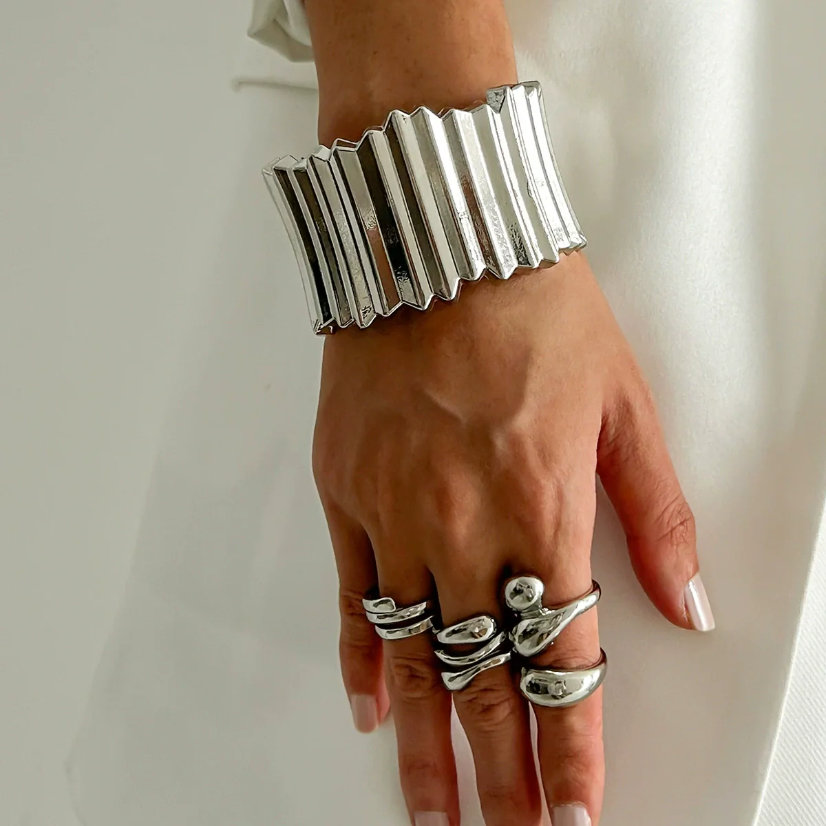 Metal Punk Style Geometric Pattern Electroplated Women's Bracelet - Image 3