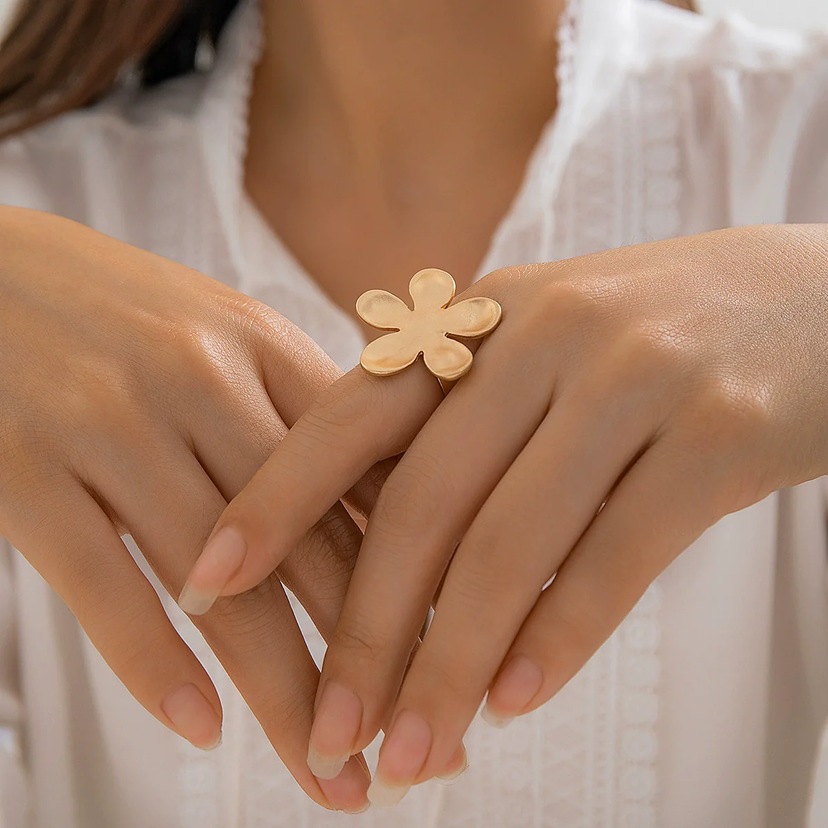 Metal Ring Women's Alloy Geometric Flower Style Electroplating Hand Ornament - Image 3