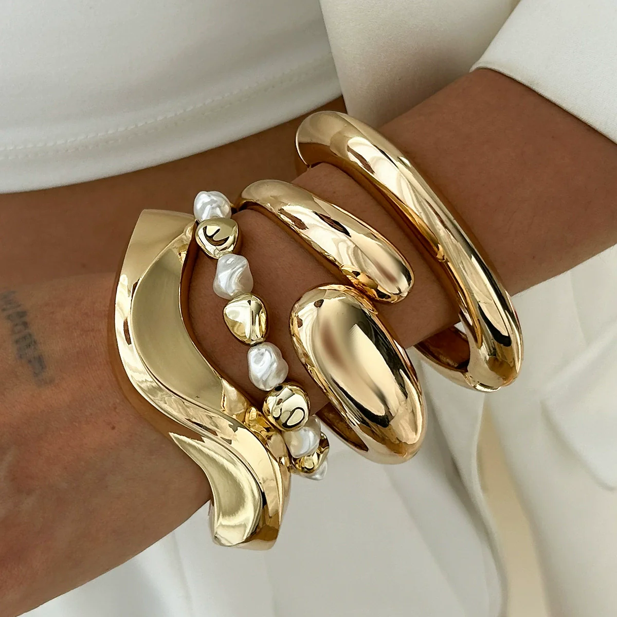 Metal Smooth Water Drop Hug Irregular Imitation Pearl Bracelet With Electroplating Process And Fashion Trend Design