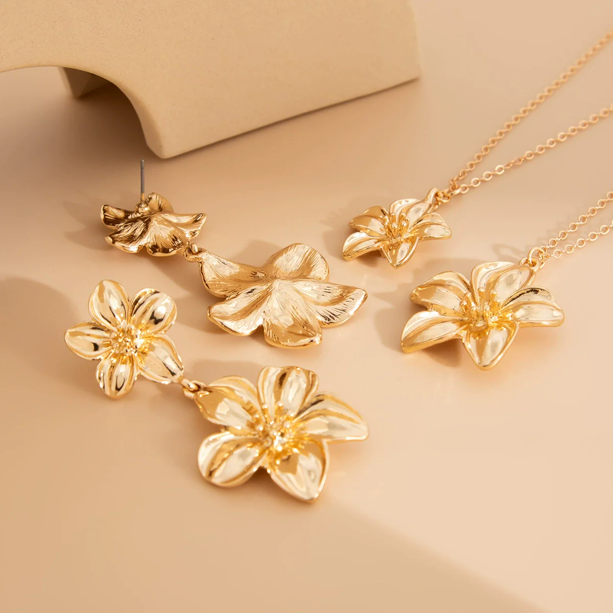 Pleated Flower Pendant Necklace Metal Alloy Copperclad Iron Electroplated For Women - Image 4