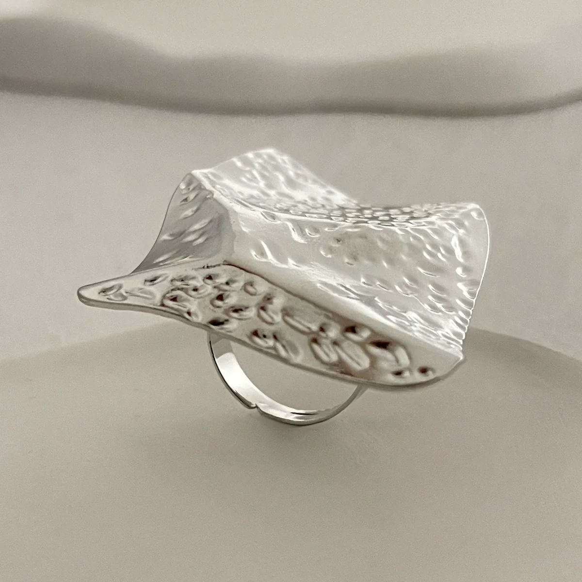 Retro Distressed Metal Round Ring With Geometric And Flower Pattern Electroplated - Image 4