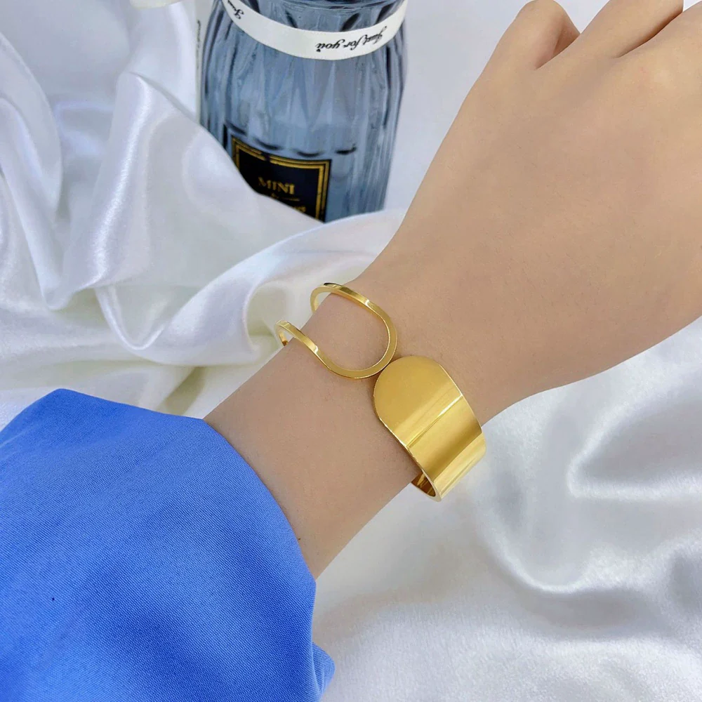 Simple Geometric Stainless Steel Bracelet With Electroplated Buckle - Image 2